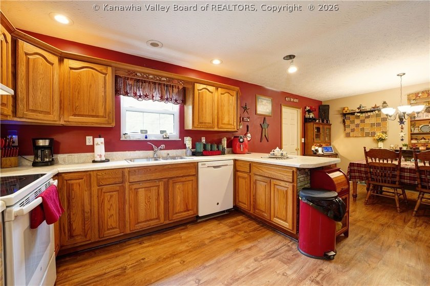 PEACEFUL, PRIVATE COUNTRY SETTING ON 1.2 ACRES IN POCA! THIS - photo 7