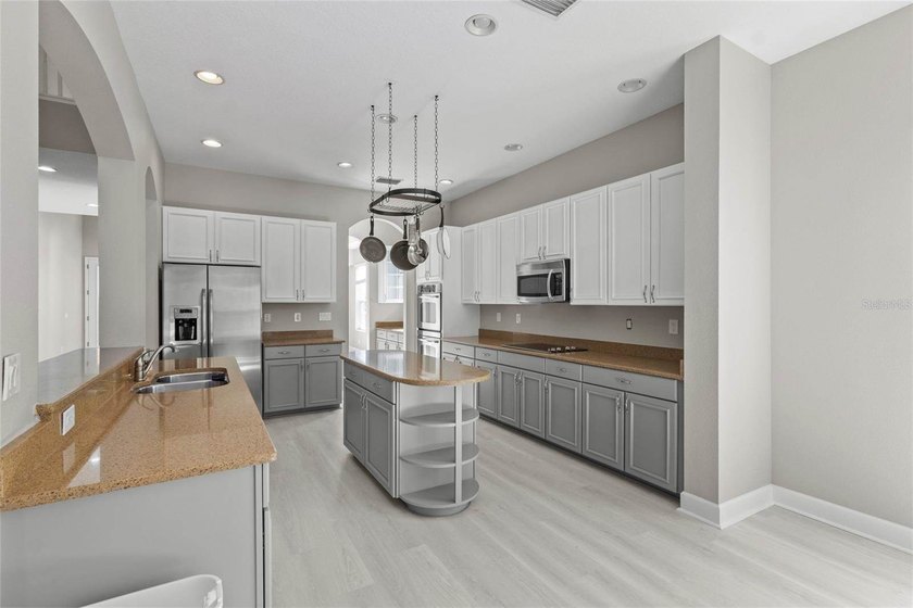 This beautifully updated 5-bedroom, 4-bathroom residence has - photo 11