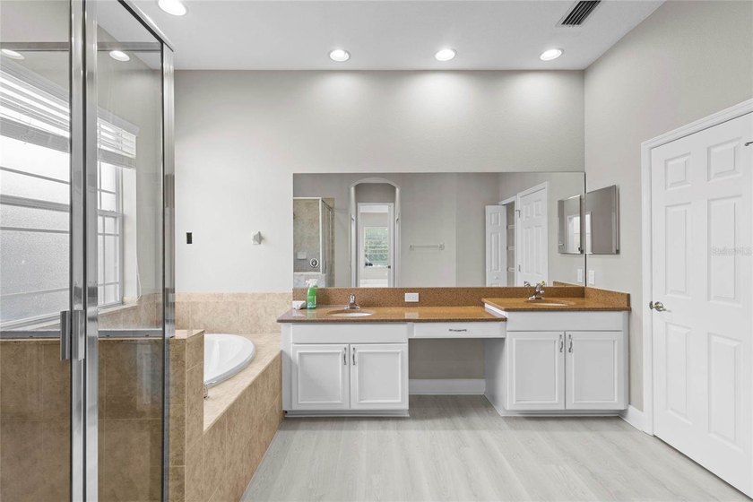 This beautifully updated 5-bedroom, 4-bathroom residence has - photo 22