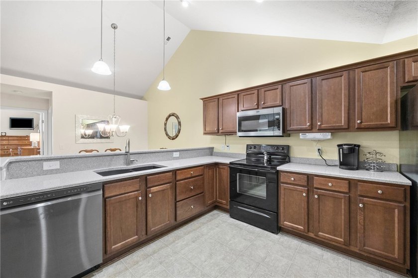 Estate No PCD!! Sensational 2 bedroom, 2 full bath Ranch - photo 27