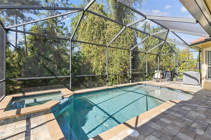 This beautifully updated 5-bedroom, 4-bathroom residence has - photo 27