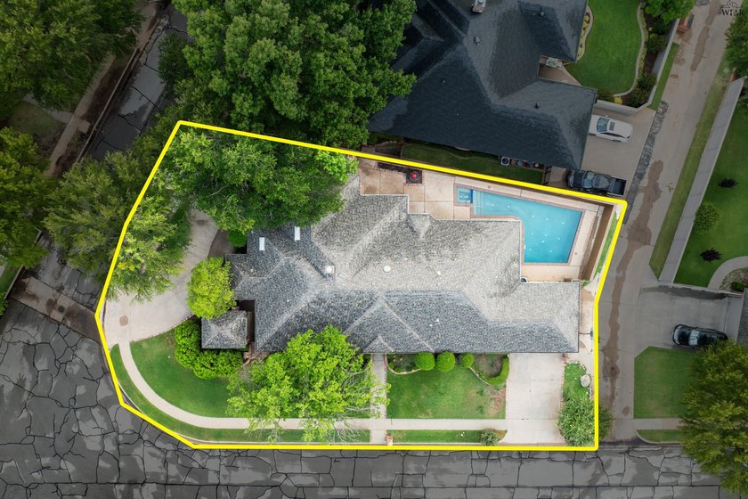 Tucked on a corner lot in Midwestern Park, this 4-bed, 3-bath - photo 3