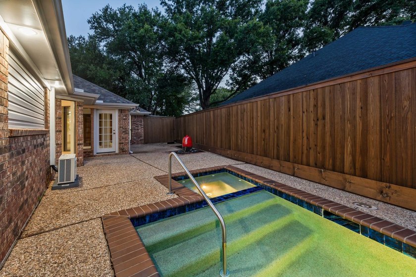 Tucked on a corner lot in Midwestern Park, this 4-bed, 3-bath - photo 6
