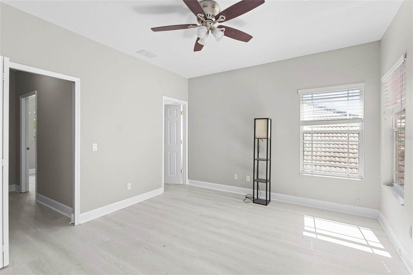 This beautifully updated 5-bedroom, 4-bathroom residence has - photo 44