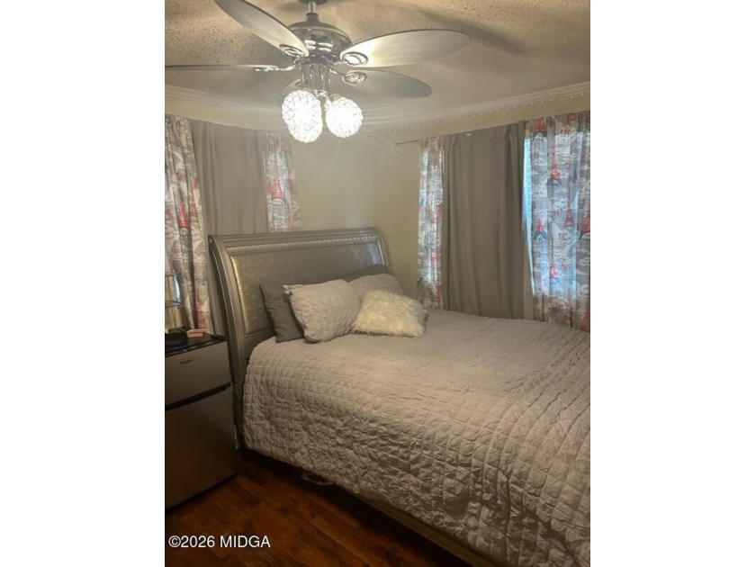 Charming 3 bedroom, 2 bath home full of potential! Perfect for a - photo 4