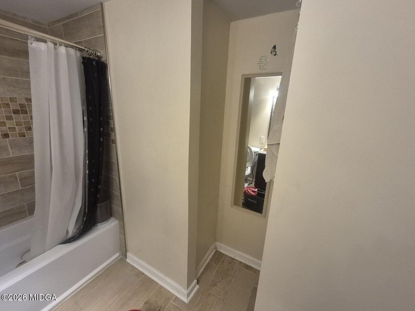 Charming 3 bedroom, 2 bath home full of potential! Perfect for a - photo 8