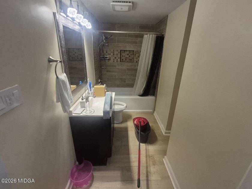 Charming 3 bedroom, 2 bath home full of potential! Perfect for a - photo 9