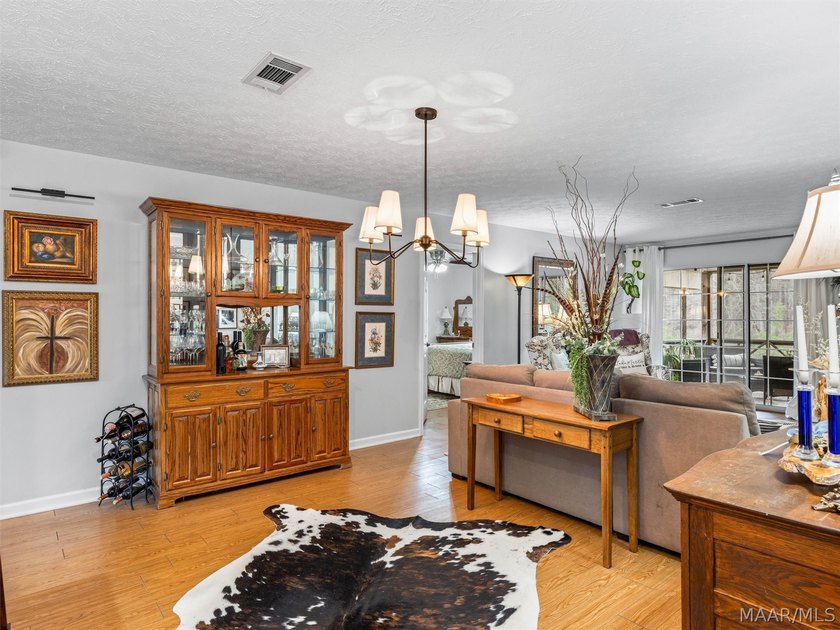 Enjoy stress free Lake Martin living in this updated Golf Colony - photo 2