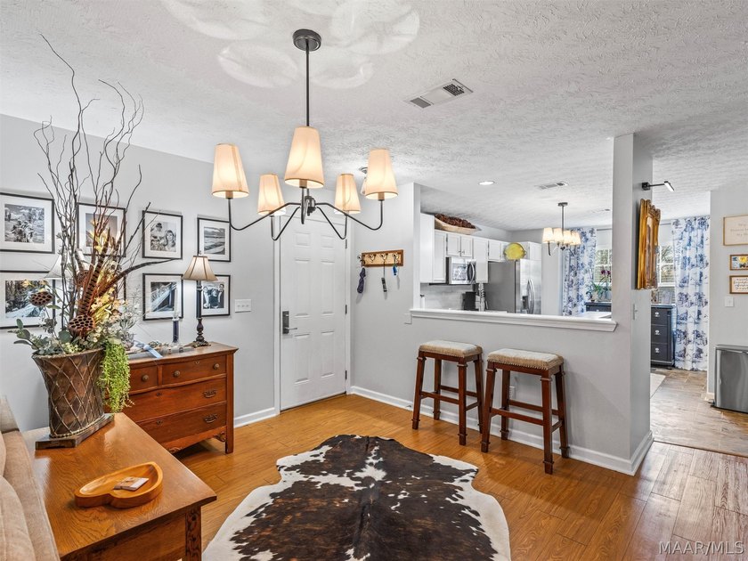 Enjoy stress free Lake Martin living in this updated Golf Colony - photo 3