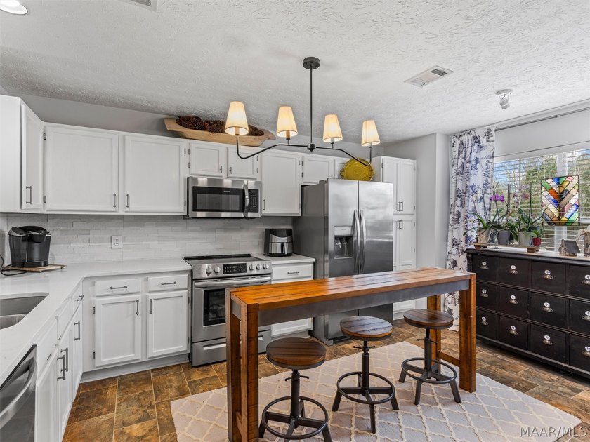 Enjoy stress free Lake Martin living in this updated Golf Colony - photo 4