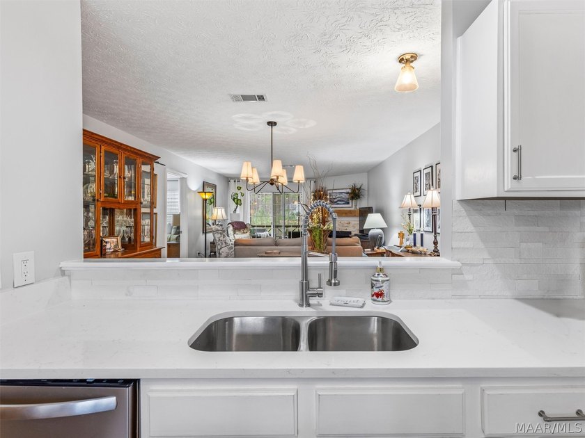 Enjoy stress free Lake Martin living in this updated Golf Colony - photo 7