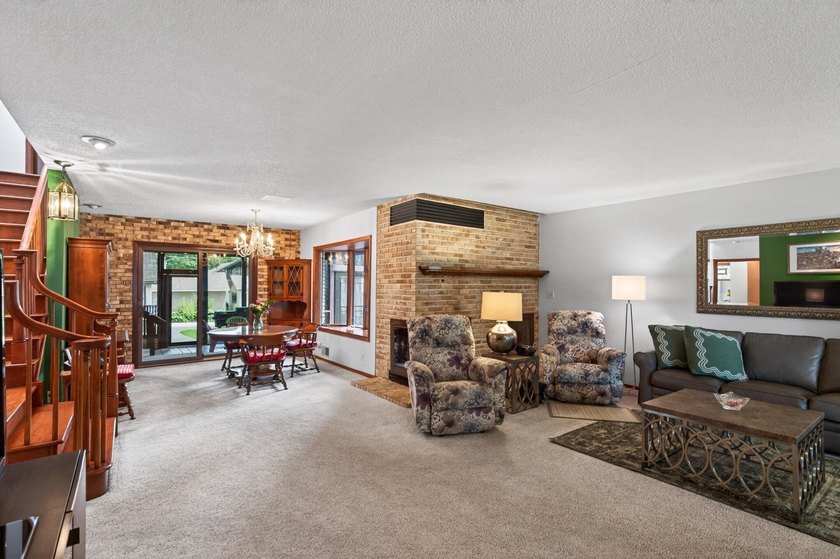 Spacious and beautifully updated 4-bedroom, 3-bath two-story - photo 3