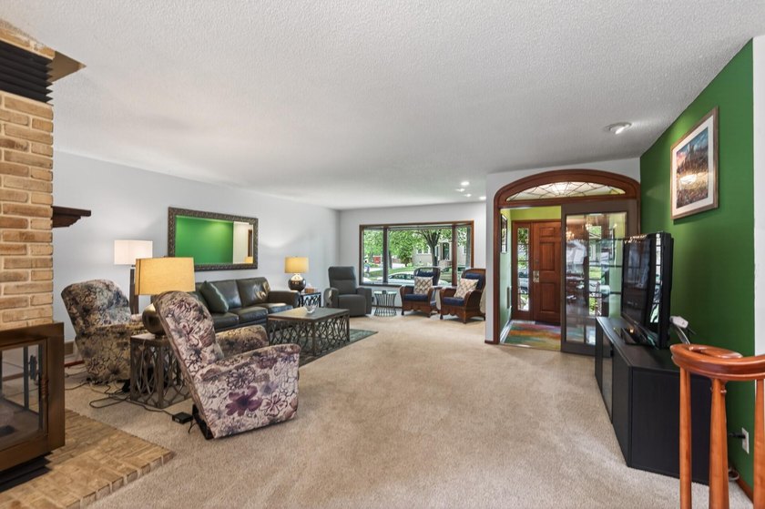 Spacious and beautifully updated 4-bedroom, 3-bath two-story - photo 4
