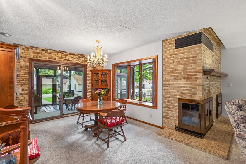 Spacious and beautifully updated 4-bedroom, 3-bath two-story - photo 6