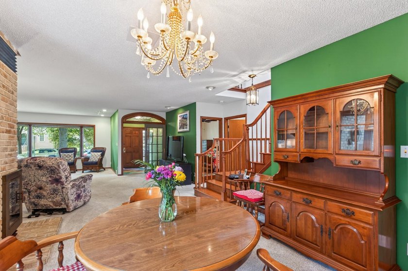 Spacious and beautifully updated 4-bedroom, 3-bath two-story - photo 7