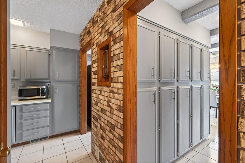 Spacious and beautifully updated 4-bedroom, 3-bath two-story - photo 8