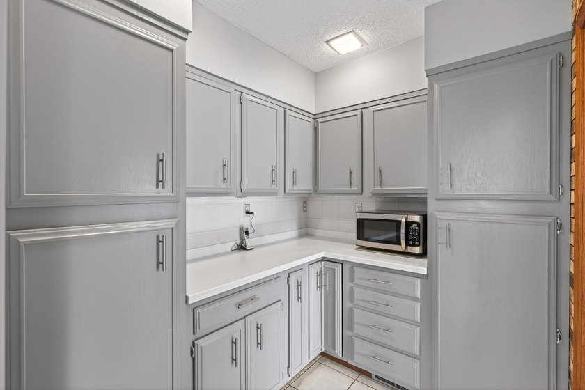 Spacious and beautifully updated 4-bedroom, 3-bath two-story - photo 9