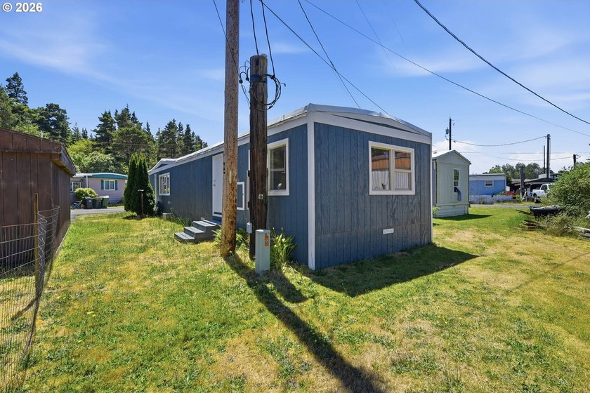 Move-in ready and beautifully remodeled! This 2-bedroom, 1-bath - photo 4