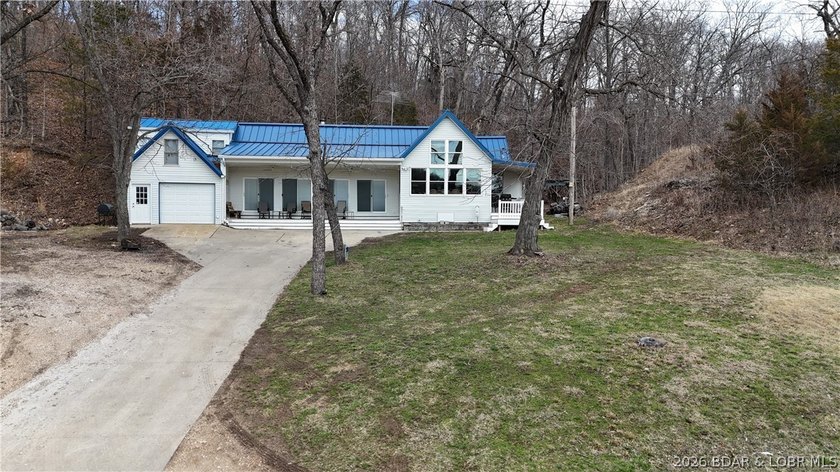 Welcome to your lakefront retreat in coveted Indian Creek Cove - photo 4