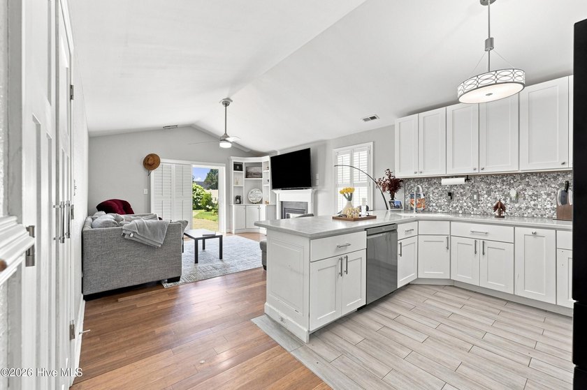 Welcome to this absolutely stunning 3-bedroom, 2-bath home in - photo 9