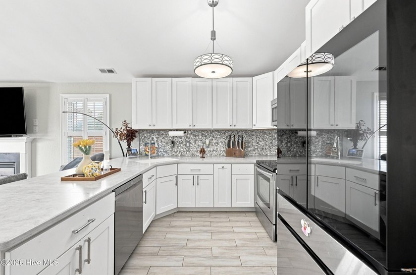 Welcome to this absolutely stunning 3-bedroom, 2-bath home in - photo 10