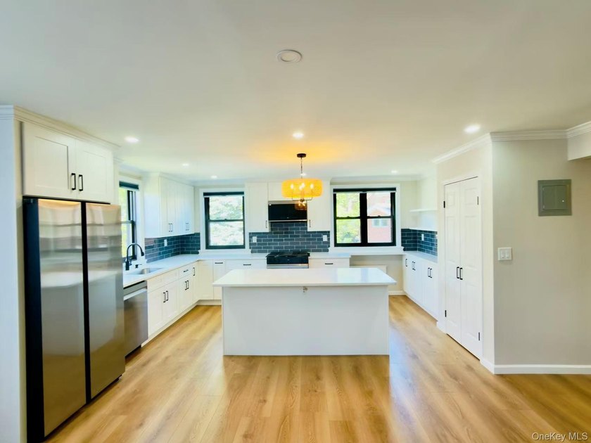 Beautiful newly renovated Large 2 Bedrooms in one of the best - photo 15