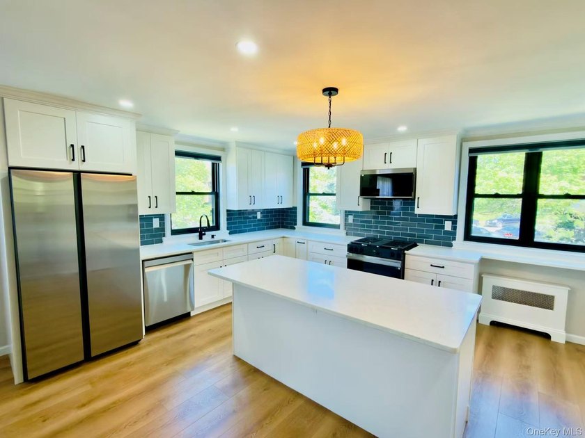 Beautiful newly renovated Large 2 Bedrooms in one of the best - photo 18