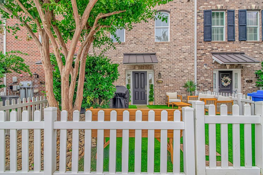 Welcome to this exceptional 3-bedroom, 4-bath mixed-use townhome - photo 31