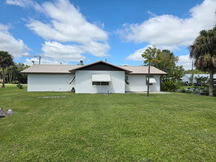 Lake Okeechobee Access - Close to locks, CBS home freshly - photo 2