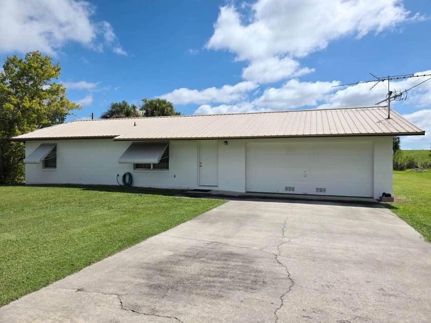 Lake Okeechobee Access - Close to locks, CBS home freshly - photo 4