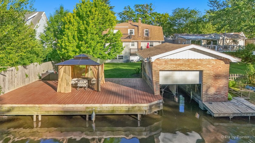 Spacious and beautifully updated 4 bed, 3.5 bath home on a deep - photo 2