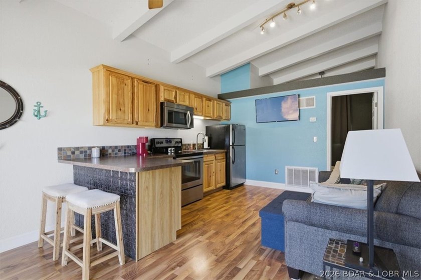 Your cozy lake retreat awaits. This 1 bed 1 bath condo located - photo 2