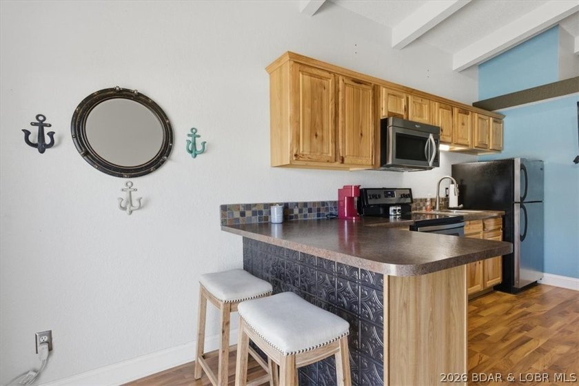 Your cozy lake retreat awaits. This 1 bed 1 bath condo located - photo 5