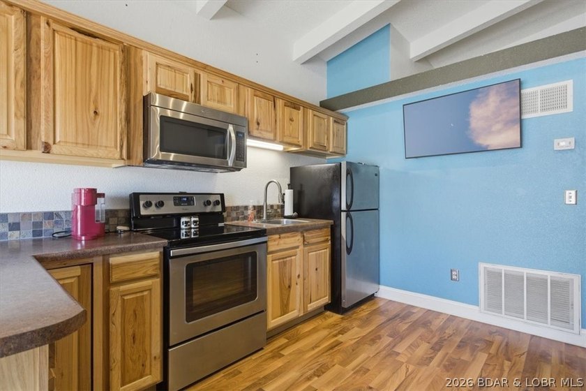 Your cozy lake retreat awaits. This 1 bed 1 bath condo located - photo 7