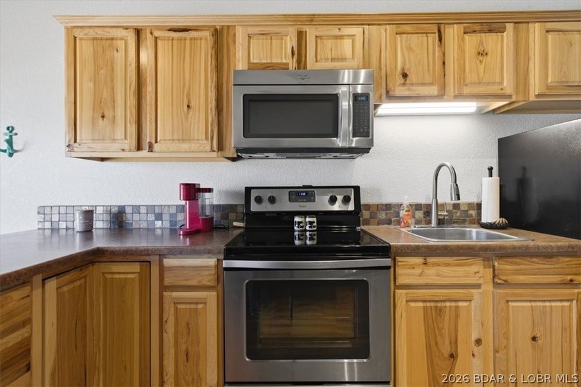 Your cozy lake retreat awaits. This 1 bed 1 bath condo located - photo 8
