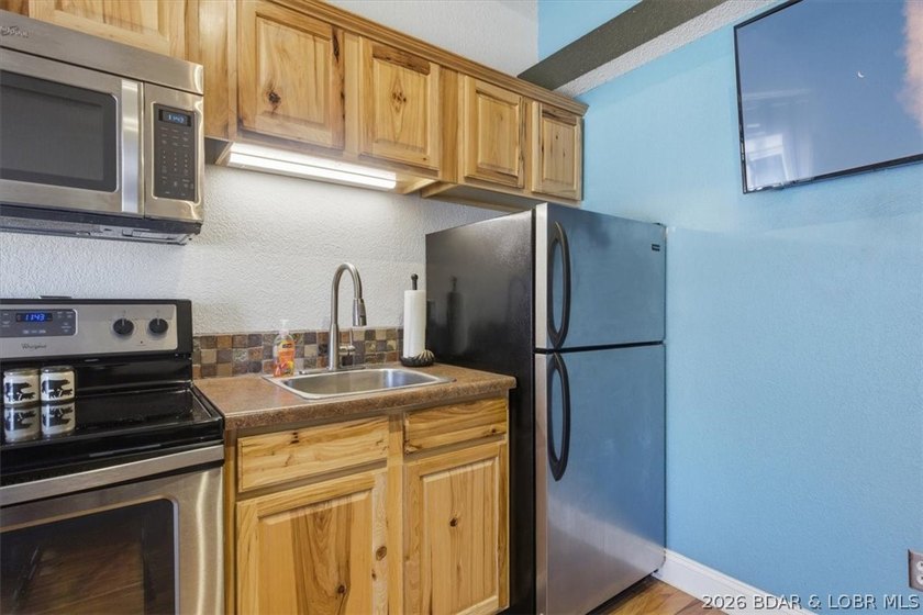 Your cozy lake retreat awaits. This 1 bed 1 bath condo located - photo 9