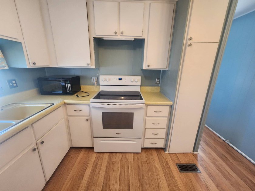 Welcome to this adorable manufactured home in desirable 4 - photo 4
