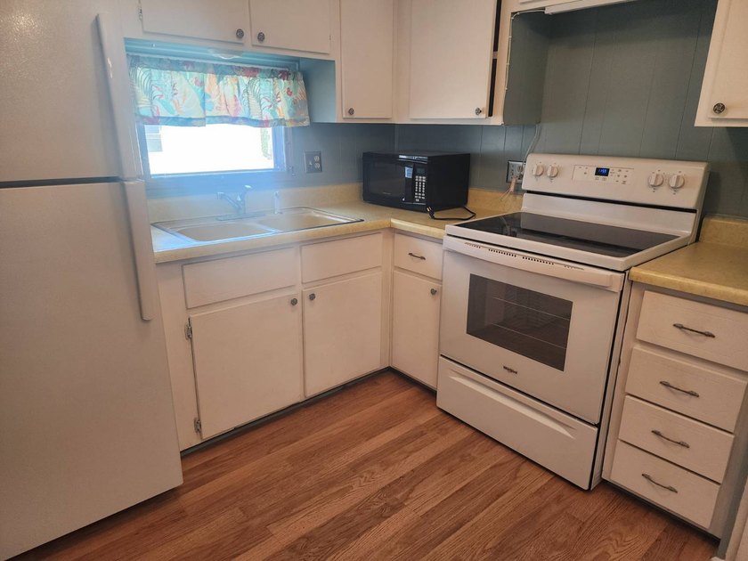 Welcome to this adorable manufactured home in desirable 4 - photo 5