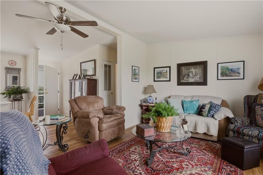 Welcome to this beautifully maintained 3-bedroom, 2-bath - photo 12