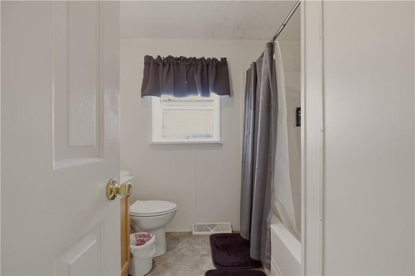 Welcome to this beautifully maintained 3-bedroom, 2-bath - photo 22