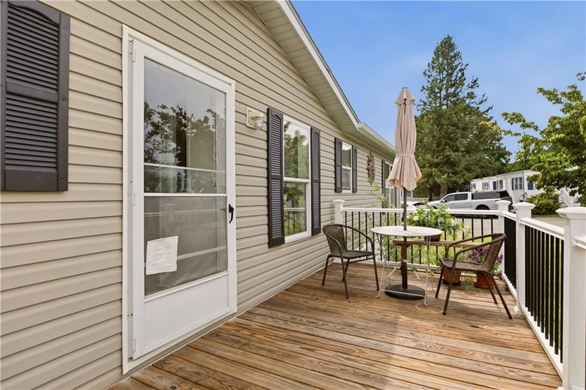 Welcome to this beautifully maintained 3-bedroom, 2-bath - photo 32