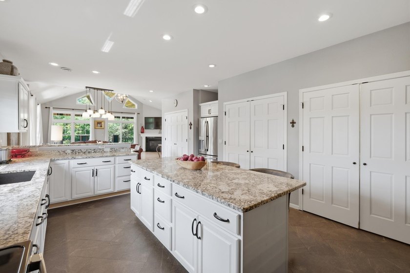 Showings begin 7/23. Opportunities like this don't come along - photo 27