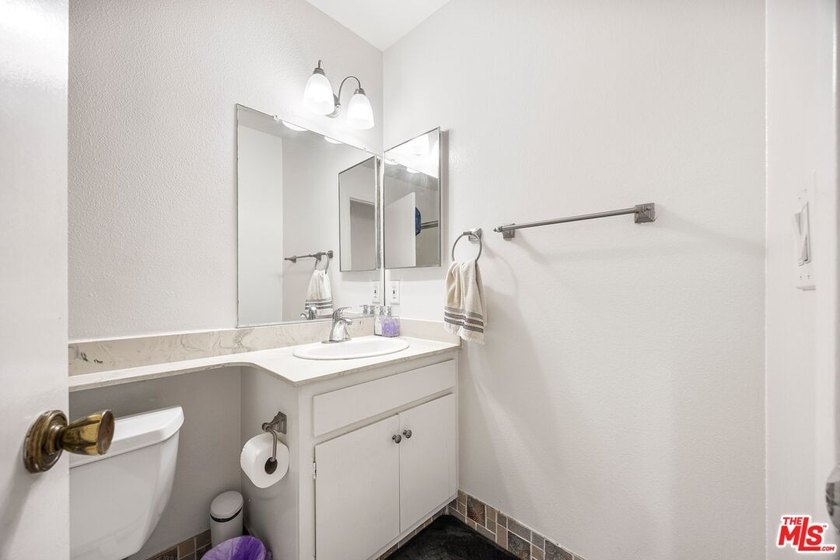 Spacious and well-located condo offering an exceptional - photo 11