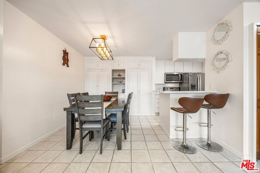 Spacious and well-located condo offering an exceptional - photo 15