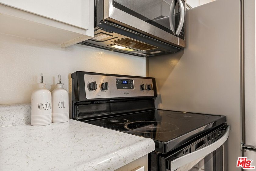 Spacious and well-located condo offering an exceptional - photo 21