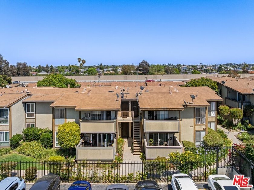 Spacious and well-located condo offering an exceptional - photo 24