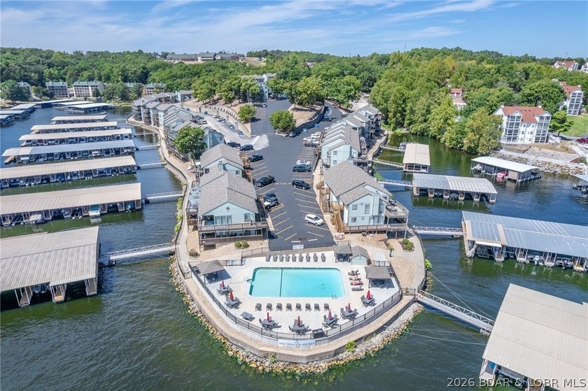 Ready to live the Lake Life? This fully renovated, move-in ready - photo 2