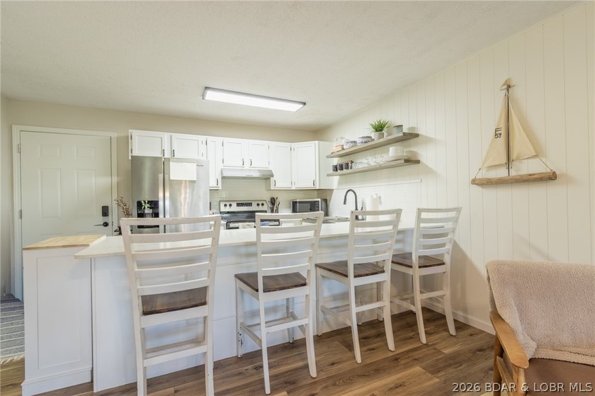 Ready to live the Lake Life? This fully renovated, move-in ready - photo 7