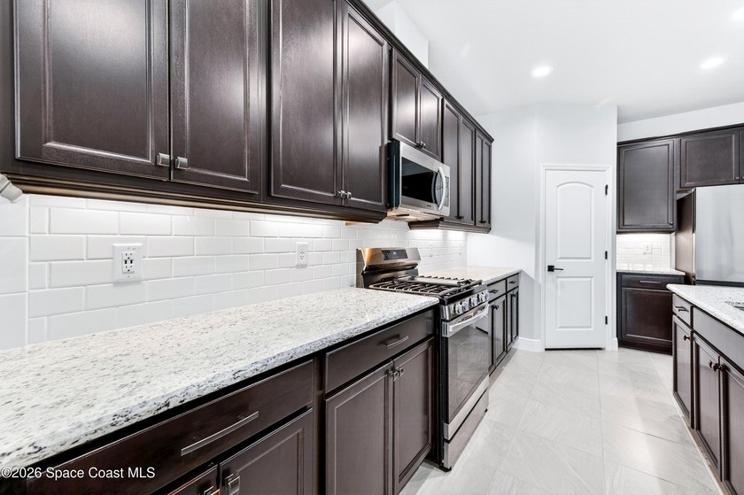 PANGEA PARK LAKEFRONT GEM IN WEST VIERA! Stunning 4-bedroom, 2 - photo 16