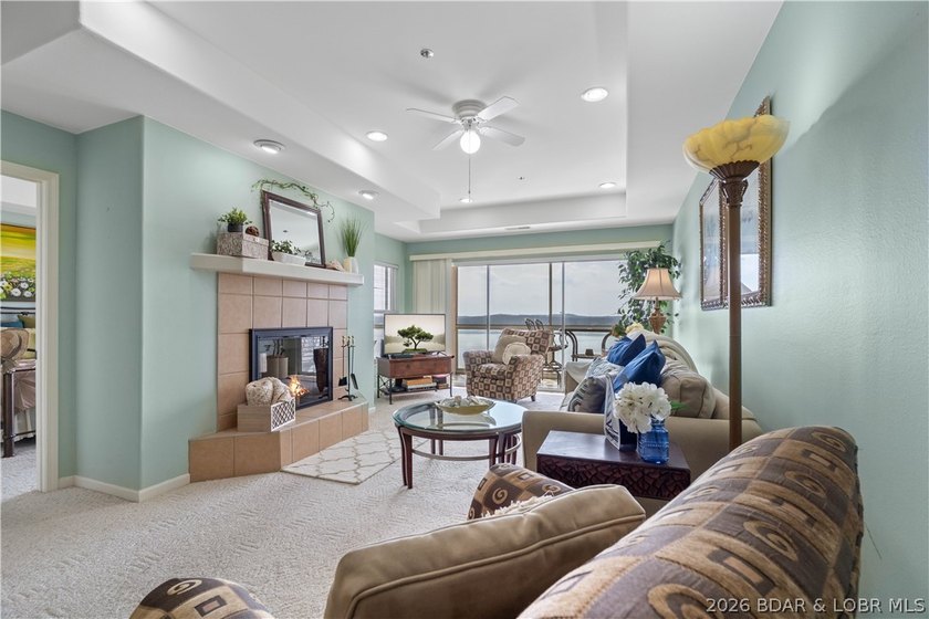 Enjoy easy lake living from this well-maintained, fully - photo 2